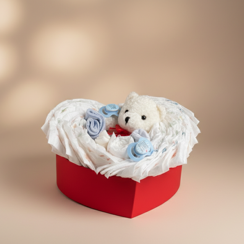 Handgemachte Baby Willkommensgeschenke – Rote Herzbox mit weißem Teddybär, Babywindeln & Schnuller, Same-Day-Lieferung Linz | Amores
