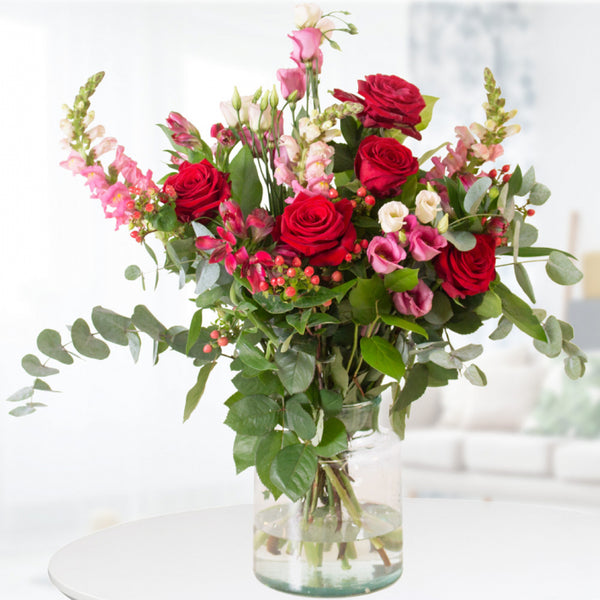 Tiefe Leidenschaft - Rote Rosen und rosa Löwenmäulchen mit Eukalyptus in purer Eleganz