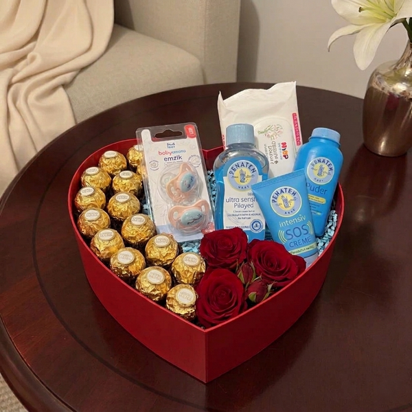 Das Ultimative Willkommens Herz – Rote Herzbox mit Rosen, Schnuller, Babypflege & Ferrero Rocher, Same-Day-Lieferung Linz | Amores
