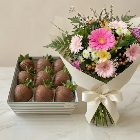 Frische Blumen & Schokoerdbeeren in eleganter Box zum Muttertag – limitiert, Lieferung in Linz.