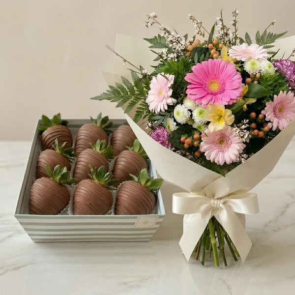 Frische Blumen & Schokoerdbeeren in eleganter Box zum Muttertag – limitiert, Lieferung in Linz.