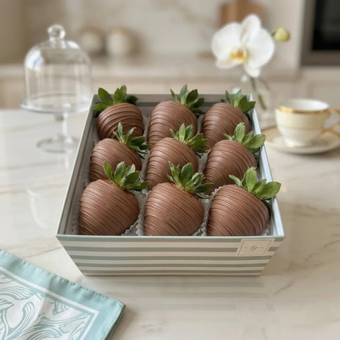 Exotischer Genuss-Korb mit Schokoerdbeeren zum Muttertag – limitiert, Lieferung in Linz. Premium-Geschenk.