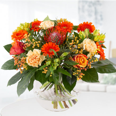 Orangerie Träume - Orange Gerbera, Rosen und Protea in lebendiger Freude