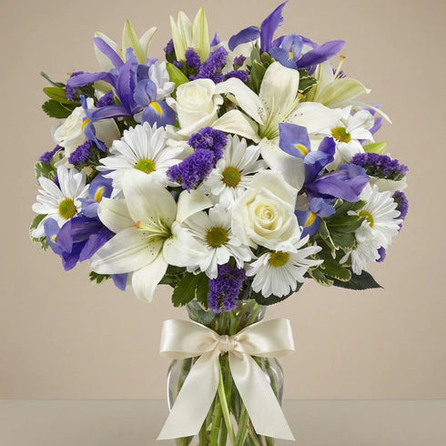 Lilien im Mondschein – Weiße Lilien, blaue Iris & Rosen Strauß, Same-Day-Lieferung Linz | Amores