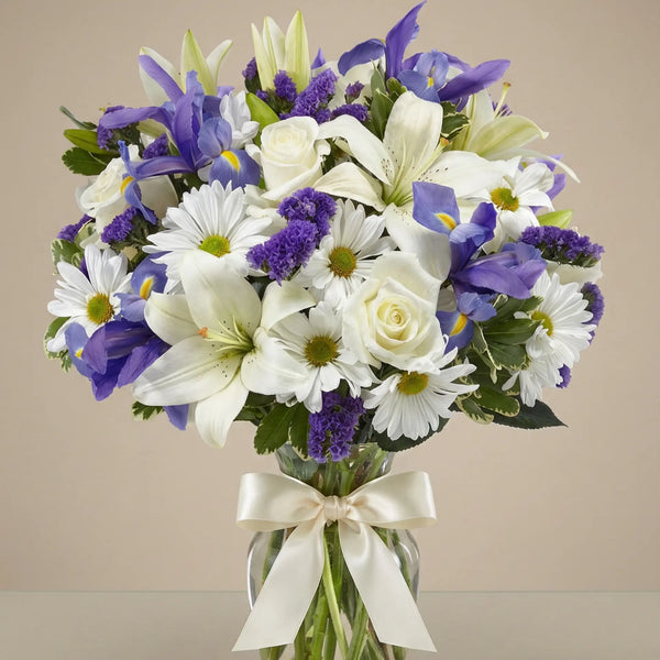 Lilien im Mondschein - Weiße Lilien, blaue Iris und Rosen in perfekter Harmonie