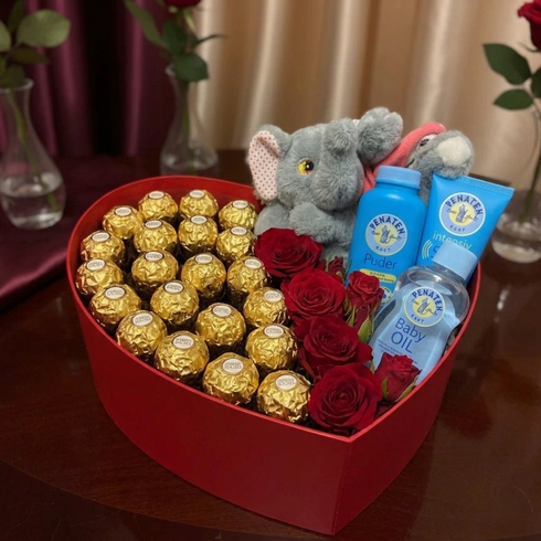 Mama & Ich Freude Herz – Rote Herzbox mit Rosen, Ferrero Rocher, grauem Plüsch-Elefant & Babypflege, Same-Day-Lieferung Linz | Amores