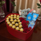 Mama & Ich Freude Herz – Rote Herzbox mit Rosen, Ferrero Rocher, grauem Plüsch-Elefant & Babypflege, Same-Day-Lieferung Linz | Amores