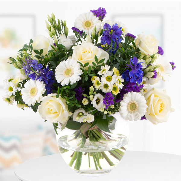 Mitternacht-Serenade - Weiße Rosen und Gerbera mit blauen Akzenten in zeitloser Reinheit