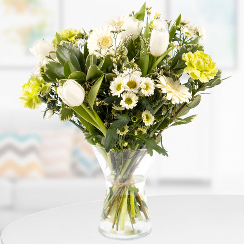 Frühlingserwachen - Weiße Tulpen und Gerbera mit grünen Akzenten in reiner Eleganz