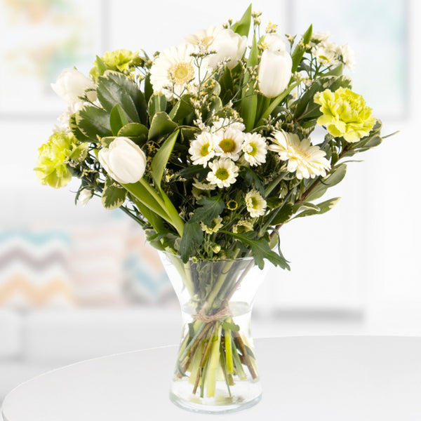 Frühlingserwachen - Weiße Tulpen und Gerbera mit grünen Akzenten in reiner Eleganz