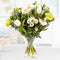 Frühlingserwachen - Weiße Tulpen und Gerbera mit grünen Akzenten in reiner Eleganz