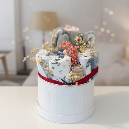 Reine Liebe Korb – Runde Geschenkbox mit grauem Plüsch-Elefant, Baby-Unterwäsche & Söckchen, Same-Day-Lieferung Linz | Amores