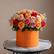 Warme Umarmung – Elegante Zylinderbox mit Rosen in Rot, Pfirsich, Puderton & Gelb, Same-Day-Lieferung Linz | Amores