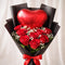 Frische rote Rosen mit Herzdetails zum Muttertag – limitiert, Lieferung in Linz am Muttertag.