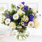 Königliche Brise - Weiße Rosen und Gerbera mit blauem Rittersporn in edler Reinheit