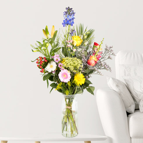 Sommerliche Eleganz - Bunter Mix aus gelben Rosen, rosa Gerbera und blauem Rittersporn