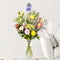 Sommerliche Eleganz - Bunter Mix aus gelben Rosen, rosa Gerbera und blauem Rittersporn