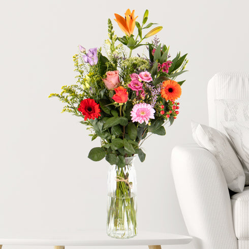 Abendliche Farbenpracht - Mix aus orangen Lilien, Gerbera und Rosen in farbenfroher Komposition