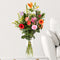 Abendliche Farbenpracht - Mix aus orangen Lilien, Gerbera und Rosen in farbenfroher Komposition
