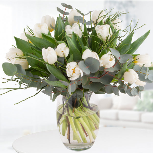 Schwanensee Eleganz - Weiße Tulpen mit frischem Eukalyptus in schlichter Schönheit