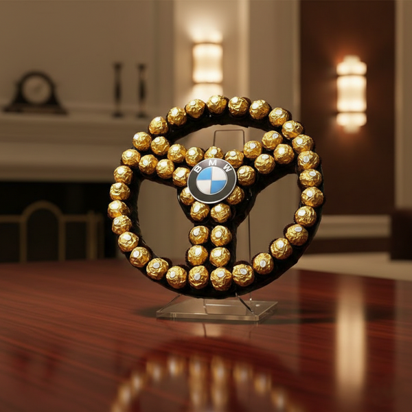 Die Süße Fahrt – Ferrero Rocher Arrangement im Lenkrad-Design mit Automarken-Logo, Same-Day-Lieferung Linz | Amores