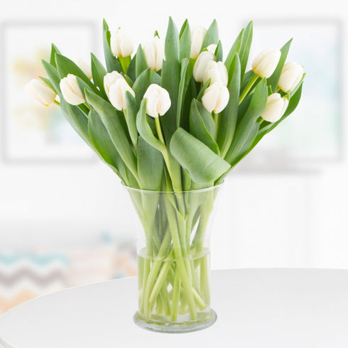 Puristische Eleganz - Weiße Tulpen Bouquet in zeitloser Eleganz mit Kraftpapier