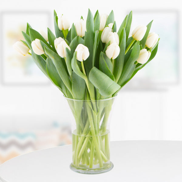 Puristische Eleganz - Weiße Tulpen Bouquet in zeitloser Eleganz mit Kraftpapier