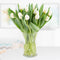 Puristische Eleganz - Weiße Tulpen Bouquet in zeitloser Eleganz mit Kraftpapier
